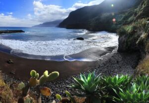 Visite incontournable de Madère : la plage noire de Seixal