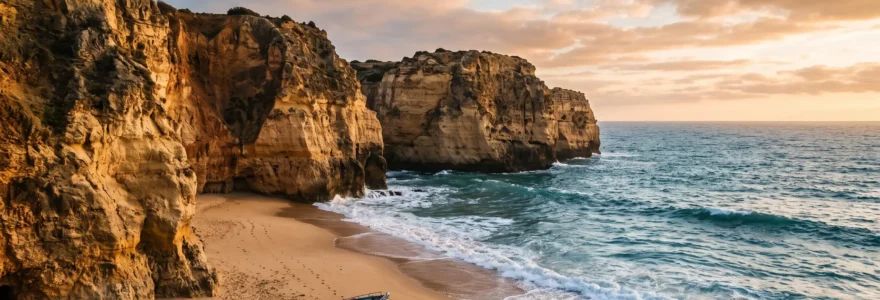Vue panoramique d'une plage sauvage du Portugal bordée de falaises dorées au coucher du soleil