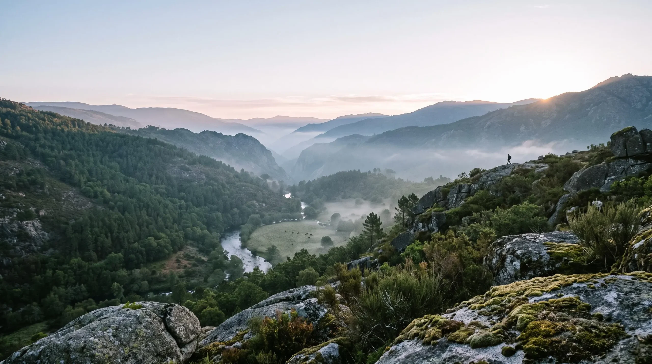 Paysage sauvage d'un parc naturel portugais au lever du soleil avec montagnes granitiques et brume matinale