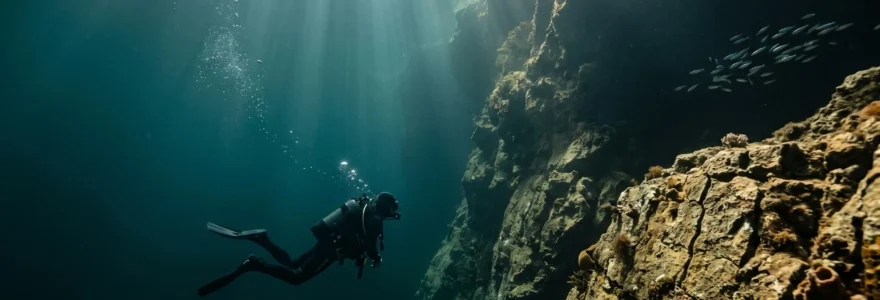 Plongeur en silhouette explorant une paroi rocheuse sous-marine dans les eaux profondes de l'Atlantique portugais