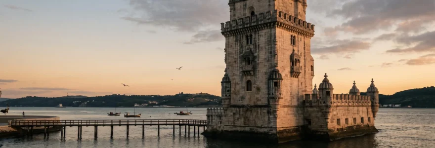 La Tour de Belém se dressant sur les eaux calmes du Tage au coucher du soleil, symbole du Portugal