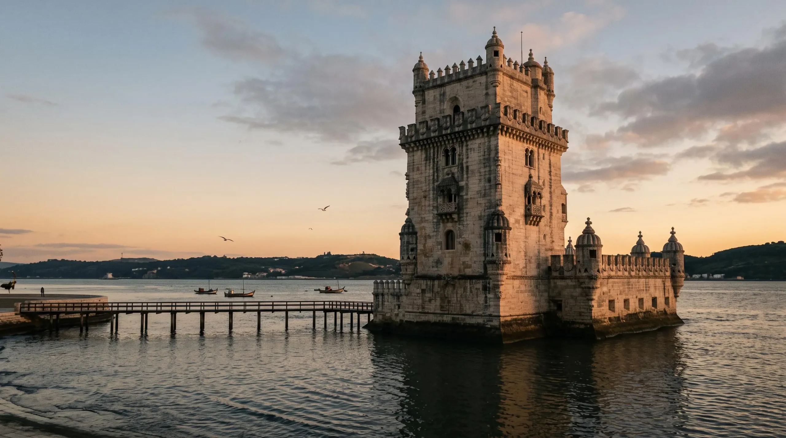 La Tour de Belém se dressant sur les eaux calmes du Tage au coucher du soleil, symbole du Portugal
